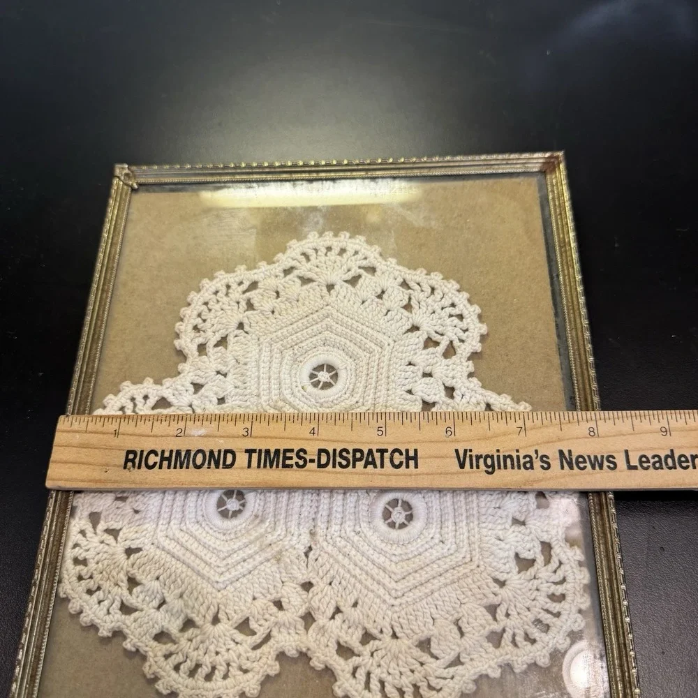 Vintage framed doily‎